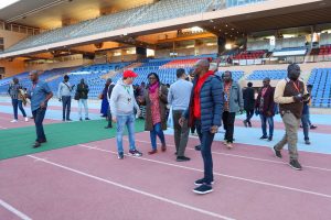 Les participants au média tour lors de la visite du Stade
